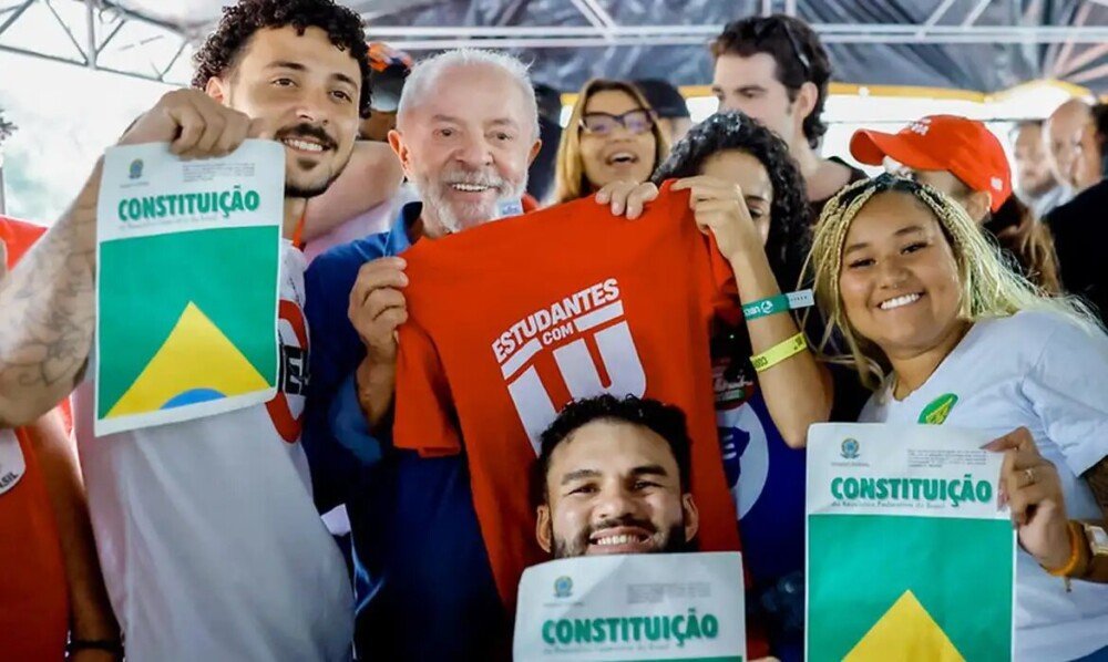 Lula promete Pé de Meia universitário com bônus de formatura