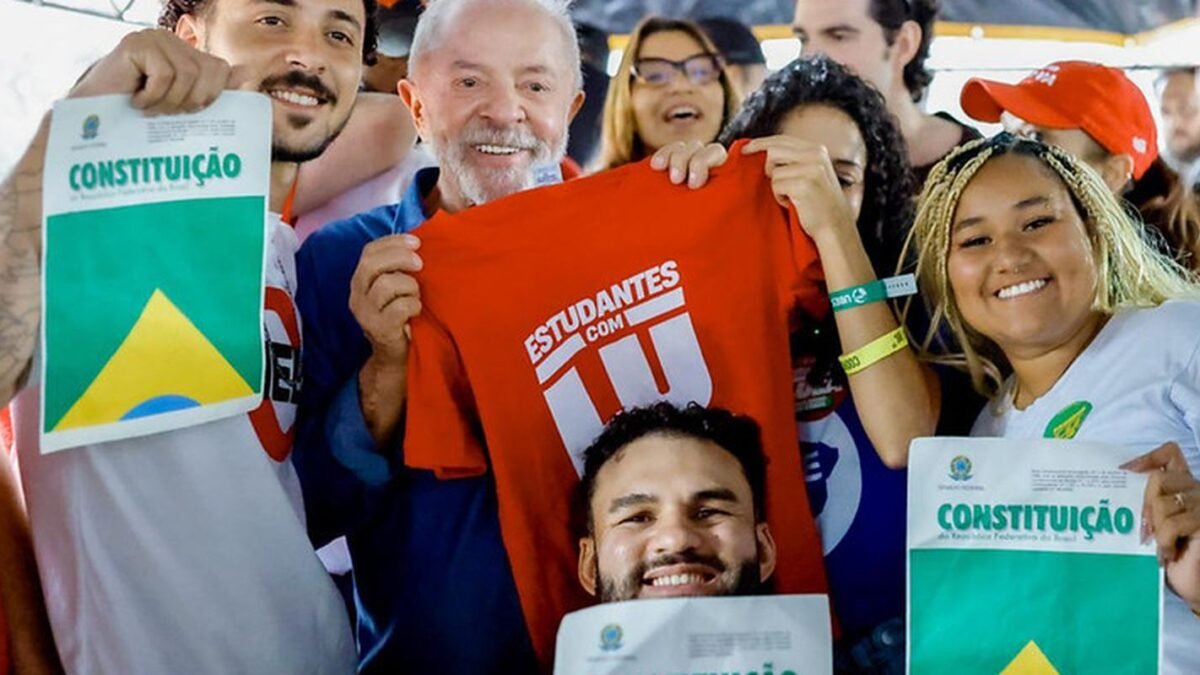 Lula promete Pé de Meia universitário em caso de reeleição