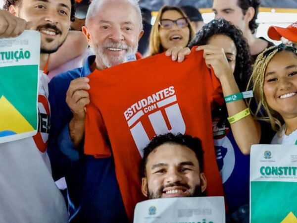 Lula promete Pé de Meia universitário em caso de reeleição