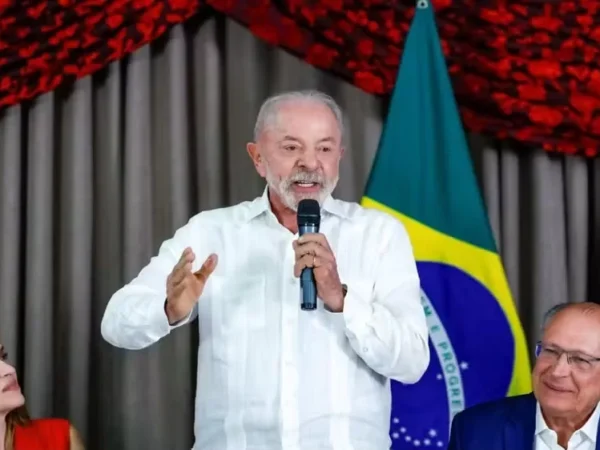 Lula propõe bolsa universitária de R$ 700 e poupança de R$ 10 mil