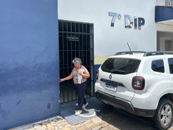 Mulher é presa em Manaus com identidades falsas para votar várias vezes