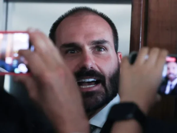Eduardo Bolsonaro tem pena pendente registrada no sistema nacional
