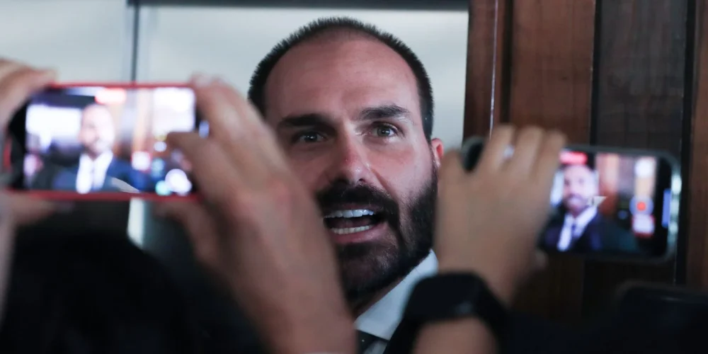 Eduardo Bolsonaro tem pena pendente registrada no sistema nacional