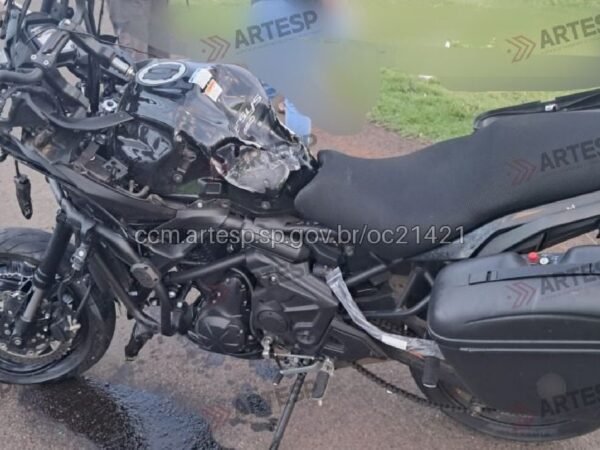 Batida entre moto e carreta deixa um morto em SP