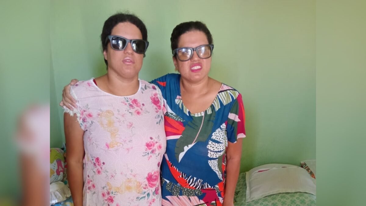 Óculos com inteligência artificial dão autonomia a cegos em MG