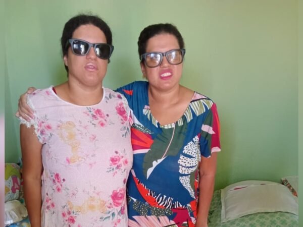 Óculos com inteligência artificial dão autonomia a cegos em MG