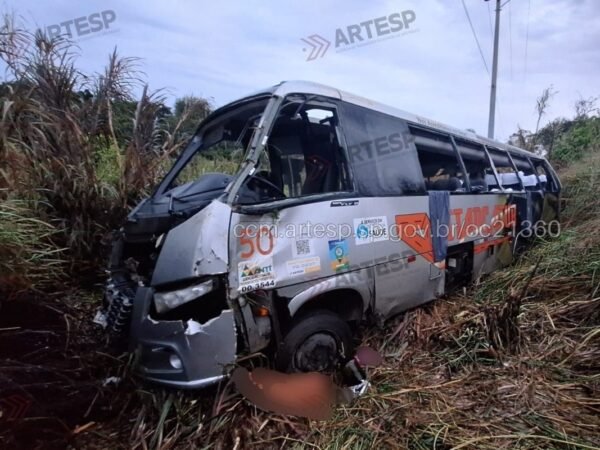 Vítimas de capotamento de micro-ônibus são sepultadas no interior paulista