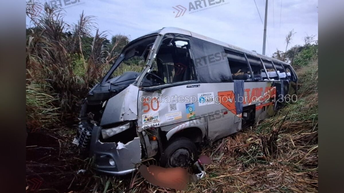 Vítimas de capotamento de micro-ônibus são enterradas no interior paulista