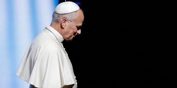 Papa Leão 14 passa bem após cirurgia para retirada de parte do pulmão