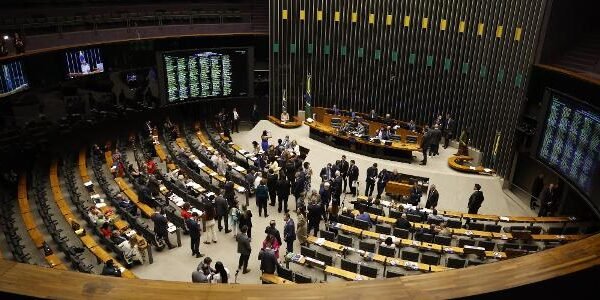 Eleitores votam neste domingo para escolher deputados federais