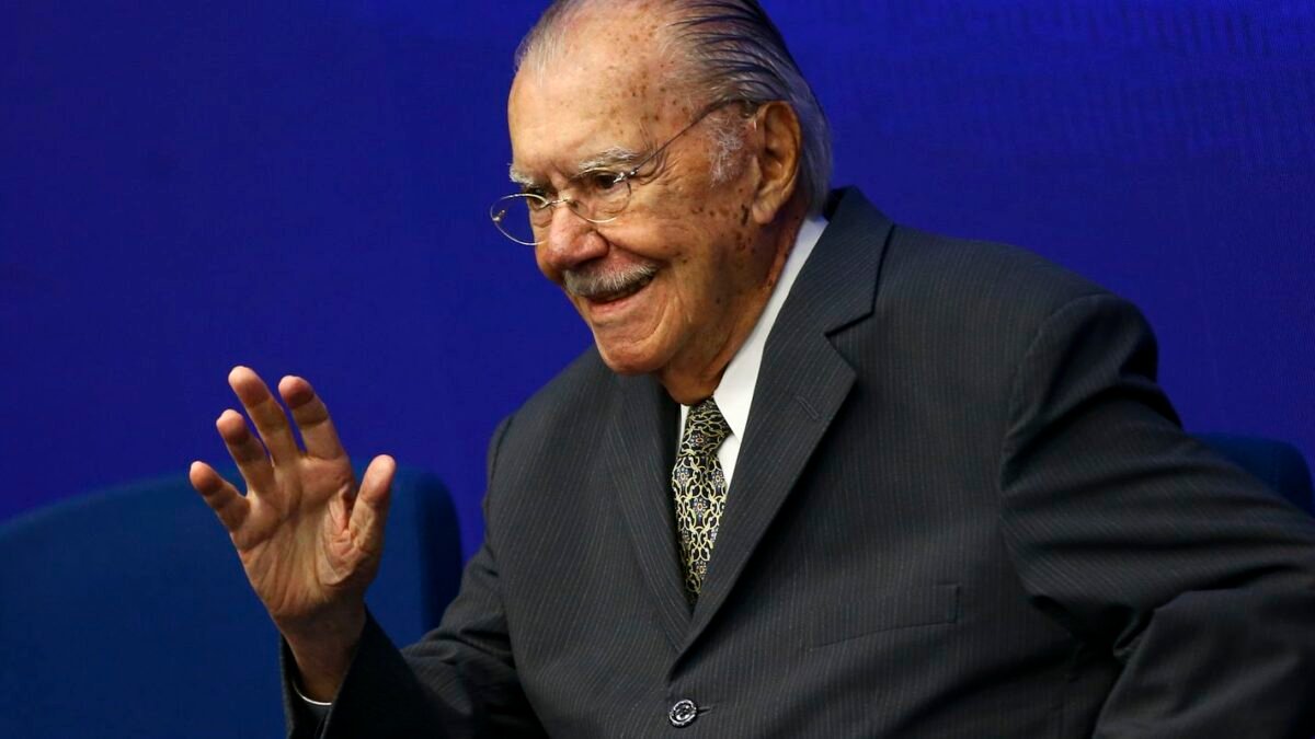 Ex-presidente José Sarney recebe alta hospitalar em São Luís