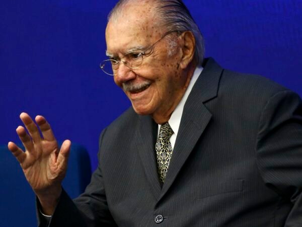 Ex-presidente José Sarney recebe alta hospitalar em São Luís