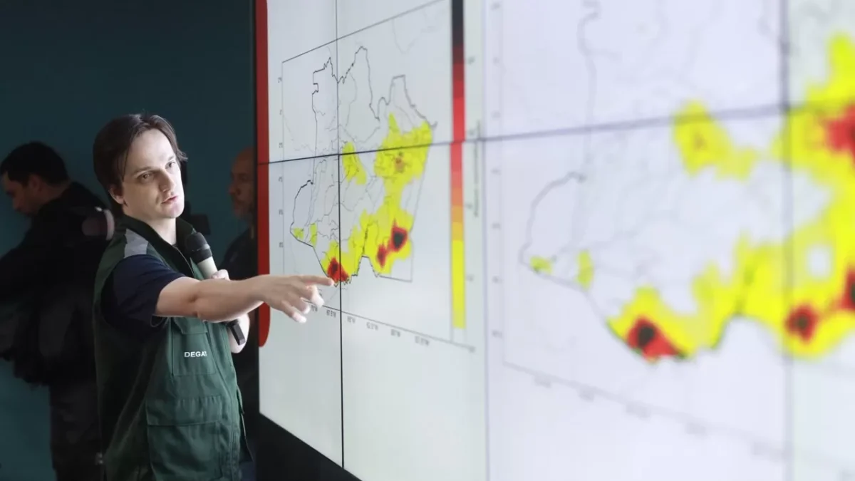 Amazonas amplia combate a incêndios com mais aviões e prisões