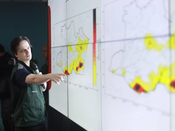 Amazonas amplia combate a incêndios com mais aviões e prisões