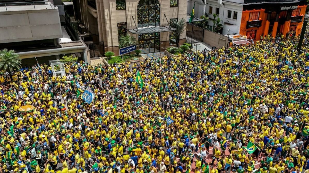 Flávio Bolsonaro faz campanha na Avenida Paulista e promete anistia