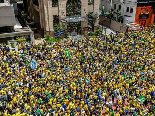 Flávio Bolsonaro faz campanha na Avenida Paulista e promete anistia