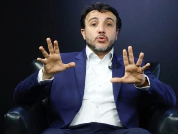 Renan Santos desafia Flávio Bolsonaro para debate com promessa de apoio