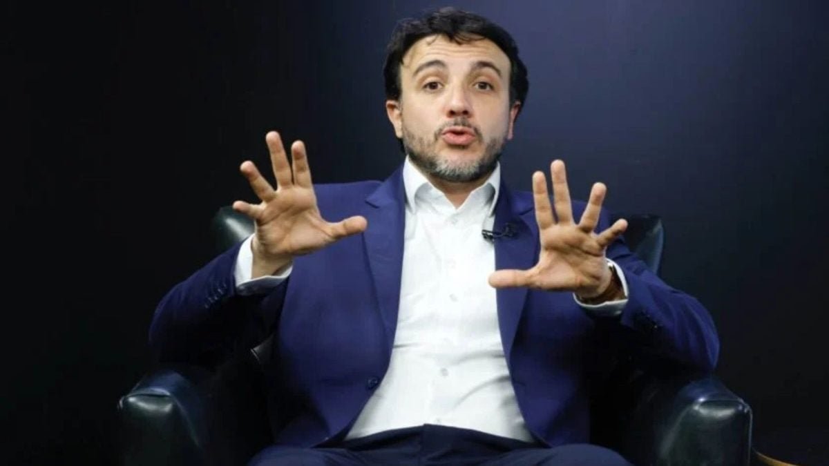 Renan Santos desafia Flávio Bolsonaro para debate com promessa de apoio
