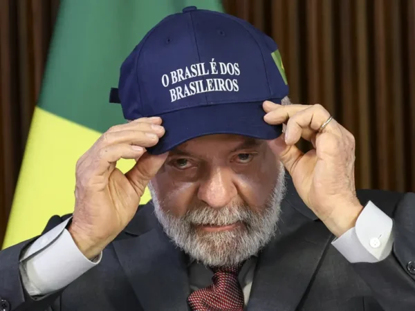 Mendonça manda derrubar fake news sobre Lula e bandeira do Brasil