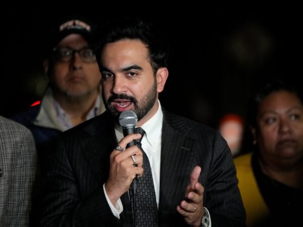 Prefeito de Nova York determina revisão do uso de força policial