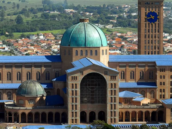 Santuário de Aparecida espera multidão no feriado da padroeira