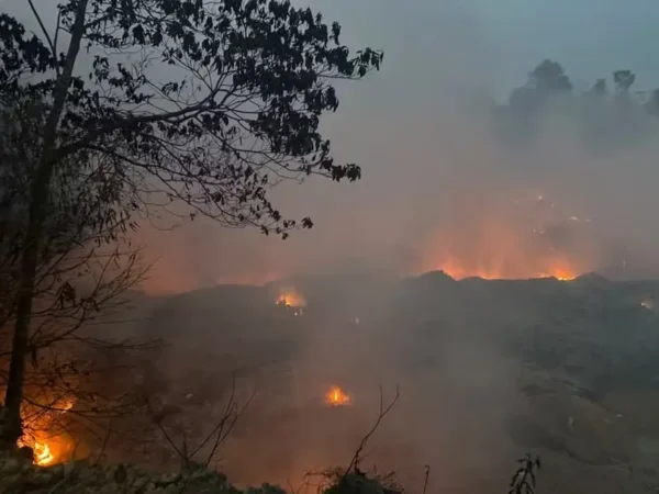 Fogo em lixão no Distrito Industrial completa mais de 24 horas