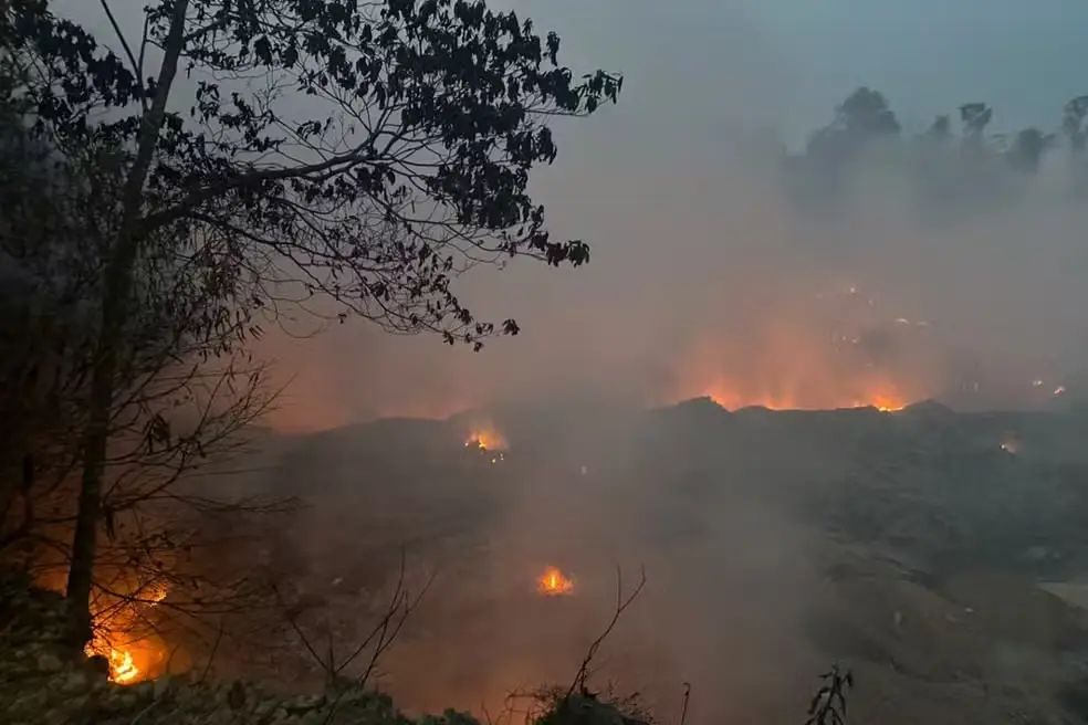 Fogo em lixão no Distrito Industrial completa mais de 24 horas