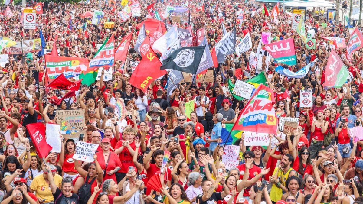 Manifestação em Copacabana reúne milhares por Lula e democracia