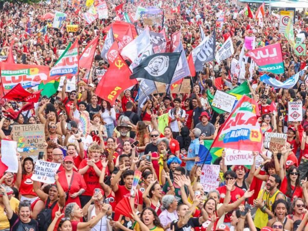 Manifestação em Copacabana reúne milhares por Lula e democracia