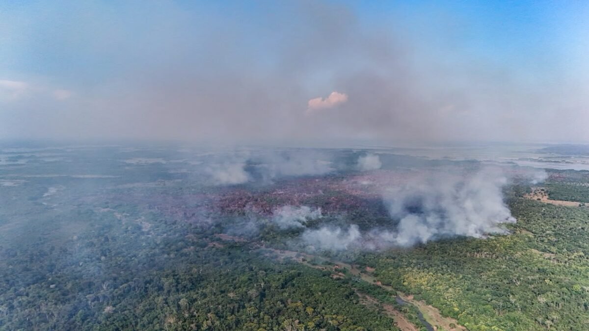 Incêndio em Itacoatiara chega ao 11º dia e fumaça atinge área urbana