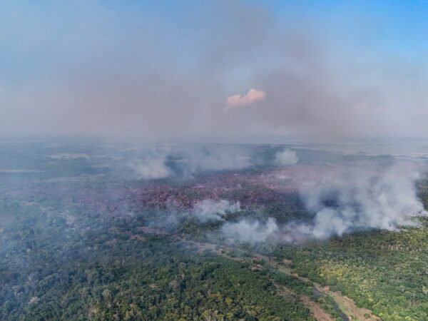 Incêndio em Itacoatiara chega ao 11º dia e fumaça atinge área urbana