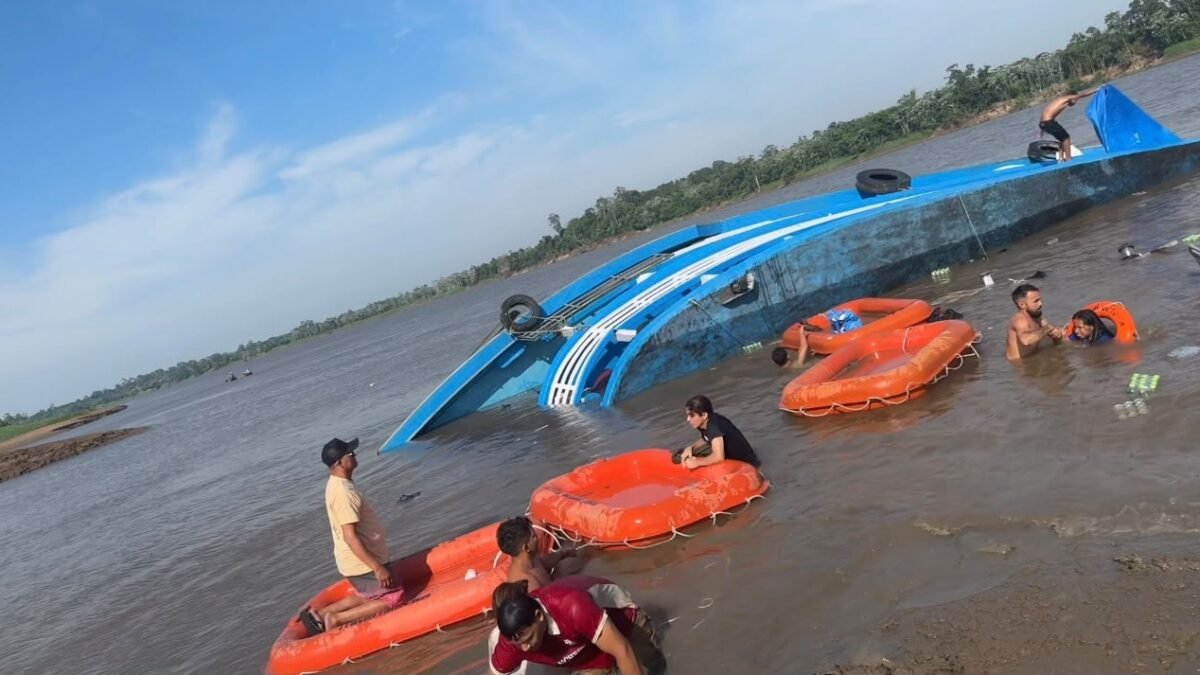 Barco naufraga no interior do Amazonas após batida em tronco
