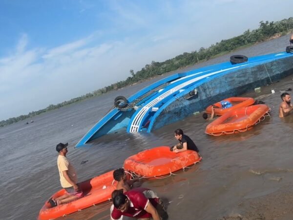 Barco naufraga no interior do Amazonas após batida em tronco