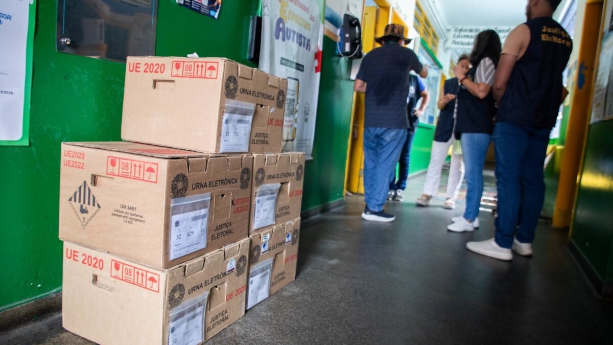 TRE-AM inicia transporte de urnas eletrônicas para as eleições em Manaus