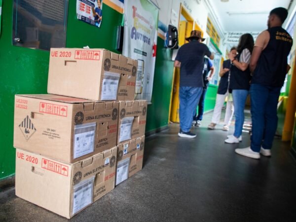 TRE-AM inicia transporte de urnas eletrônicas para as eleições em Manaus
