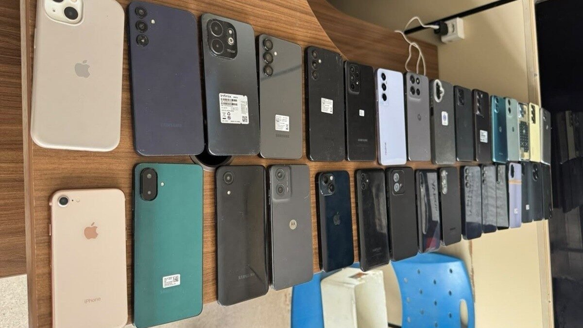 Dezessete celulares roubados são achados em imóvel abandonado