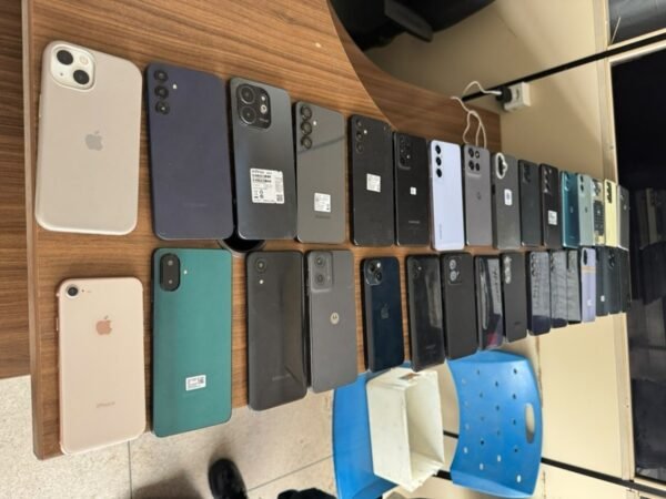 Dezessete celulares roubados são achados em imóvel abandonado