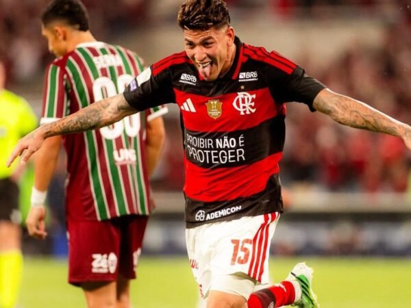 Flamengo e Palmeiras vencem clássicos e seguem no topo do Brasileiro